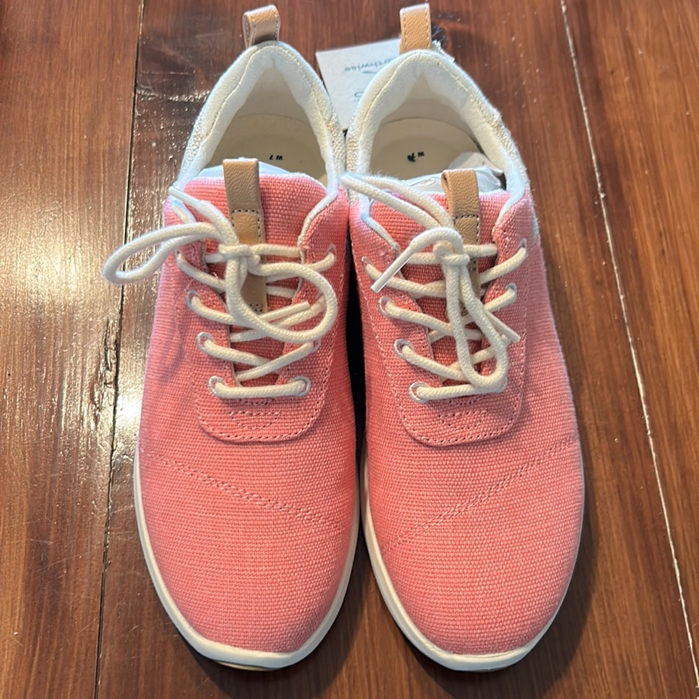 NWT Sz 7 Tom’s Cabrillo tea rose canvas sneakers